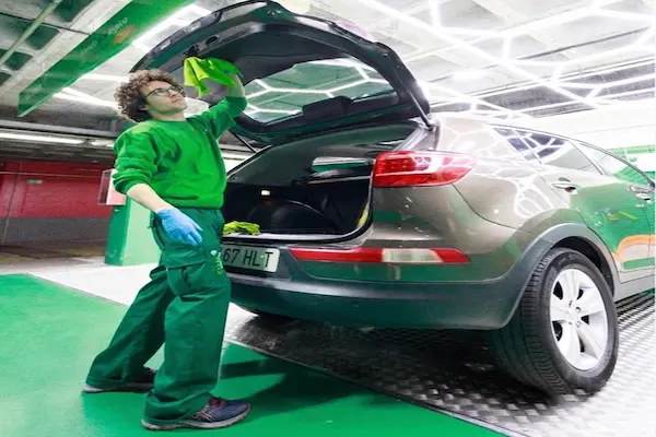 Vehículo en estacionamiento subterráneo de Green Wash Venezuela